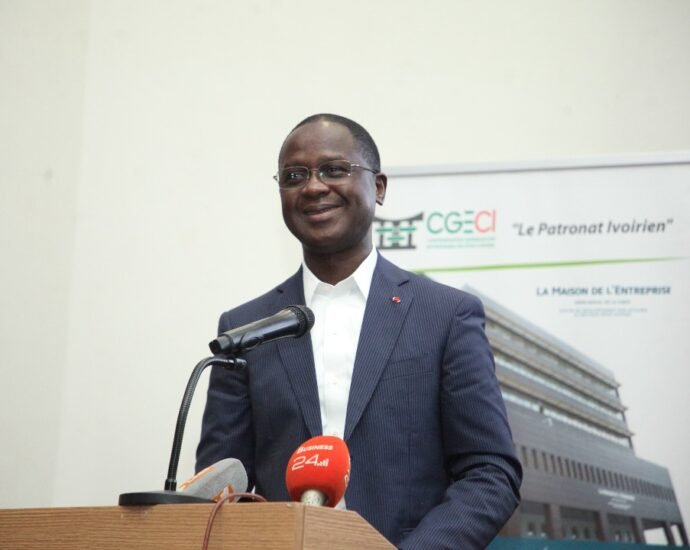Le Président Ahmed Cissé échange ses vœux de nouvel an avec les membres et le personnel de la CGECI 10 TOF CGECI 1