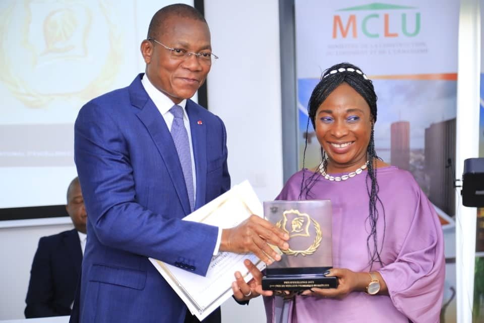 Contribution à l'amélioration du cadre de vie : Bruno Koné remet les prix aux lauréats classés 2ème et 3ème du Prix d’Excellence 2023 2 photo Bruno 5