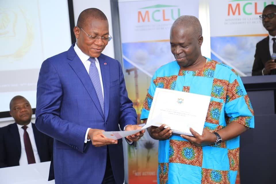 Contribution à l'amélioration du cadre de vie : Bruno Koné remet les prix aux lauréats classés 2ème et 3ème du Prix d’Excellence 2023 3 photo Bruno 6