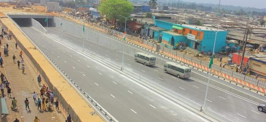 Infrastructures routières : le Premier ministre Robert Beugré Mambé ouvre le tunnel du rond-point de la mairie d’Abobo 1 photoechangeur2