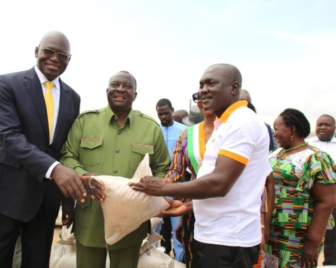 Sécurité alimentaire : Le ministre Kobenan Kouassi Adjoumani distribue des kits de production de riz à 4 367 producteurs de la région de Gbèkè 6 ADJOUM SAK