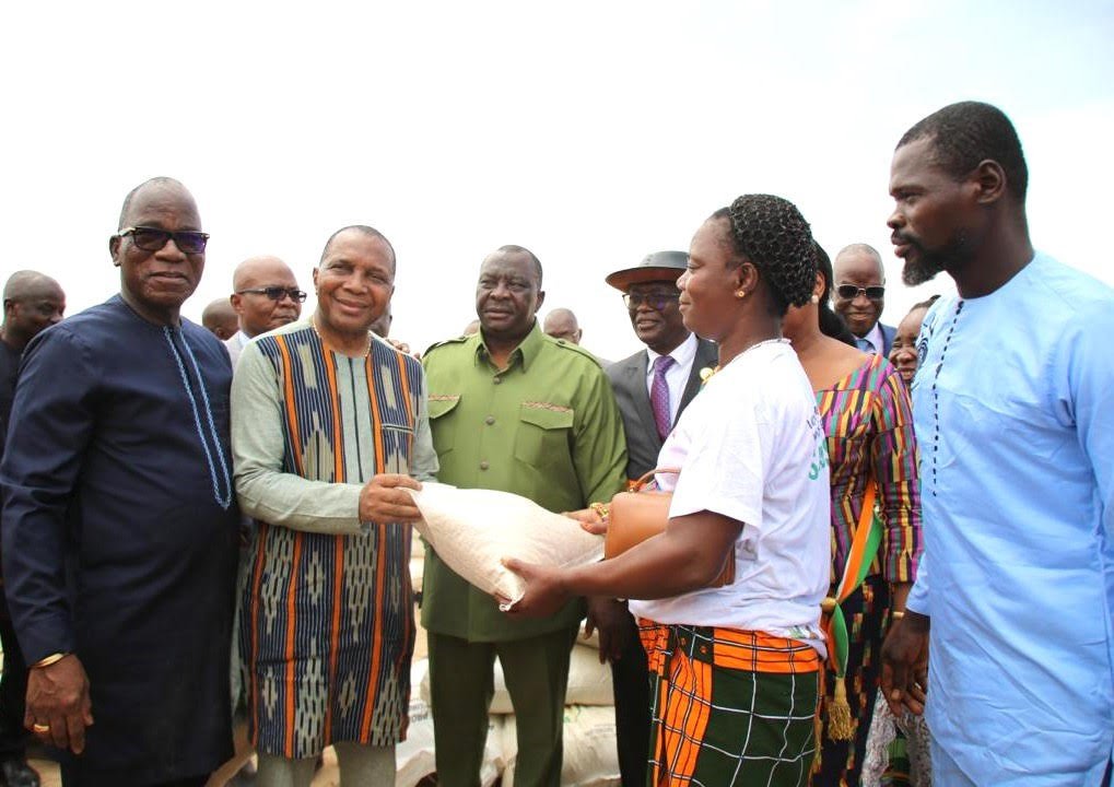 Sécurité alimentaire : Le ministre Kobenan Kouassi Adjoumani distribue des kits de production de riz à 4 367 producteurs de la région de Gbèkè 3 ADJOUM SAK 2