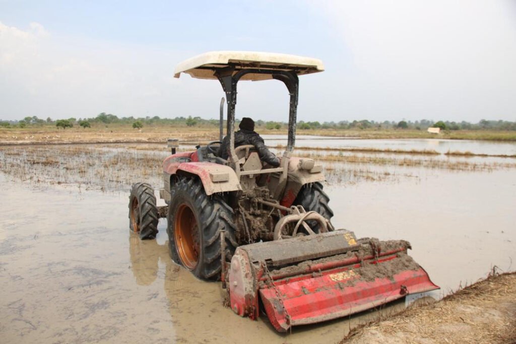 Sécurité alimentaire : Le ministre Kobenan Kouassi Adjoumani distribue des kits de production de riz à 4 367 producteurs de la région de Gbèkè 2 SAK 3