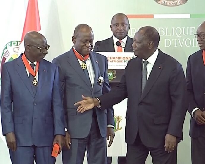 Après le sacre des éléphants, Ouattara Sié Abou, DG des Impôts reçoit la médaille de commandeur dans l’ordre du mérite national 10 TOF CAN 1