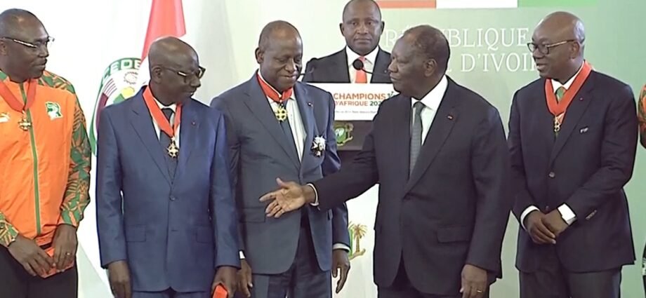 Après le sacre des éléphants, Ouattara Sié Abou, DG des Impôts reçoit la médaille de commandeur dans l’ordre du mérite national 1 TOF CAN 1