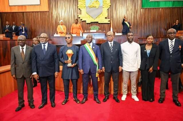 Les Éléphants reçus par Adama Bictogo et les députés à l'Assemblée Nationale après leur sacre à la CAN de l'Hospitalité 1 Max Gradel, le capitaine des Eléphants, faisait partie de la délégation qui a rencontré Adama Bictogo