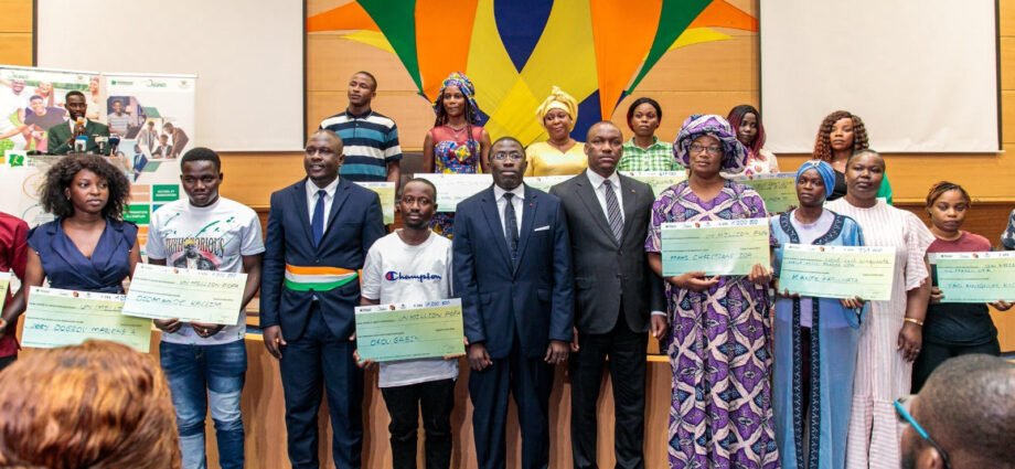 Orange Bank Africa et l’Agence Emploi Jeunes encouragent la réinsertion socio-professionnelle des jeunes migrants ivoiriens 1 TOF ORANGE 1