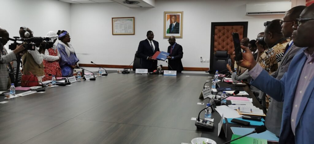 Recouvrement des droits de timbre relatifs aux documents de transport routier : Quipux Afrique et la Dgi signent une convention de services 3 photo impot 1 2