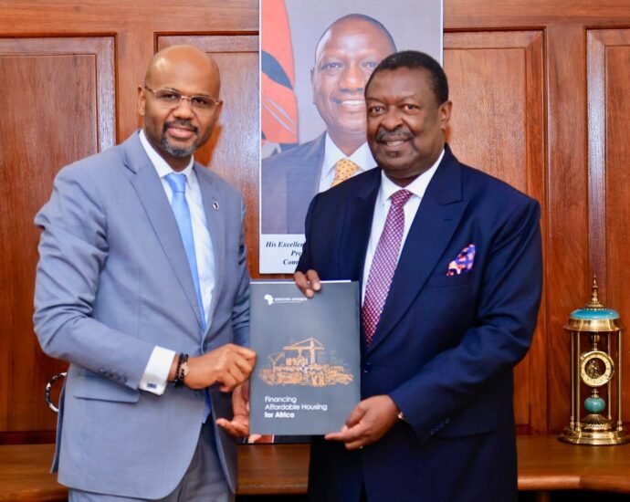 Le Directeur Général de Shelter Afrique présente ses lettres de créance au gouvernement du Kenya 6 M. Thierno remet les lettres de creance a S.E. Dr. Musalia Mudavadi