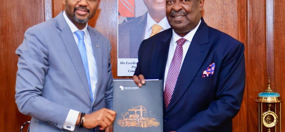 M. Thierno remet les lettres de creance a S.E. Dr. Musalia Mudavadi