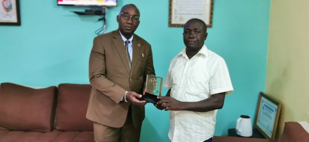 2è édition des Awards de l’Economie : Dr Gustave Aboua, meilleur manager du secteur du développement durable 4 prix 3 1