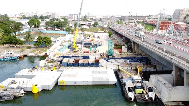 La barge est sur la lagune Ebrié
