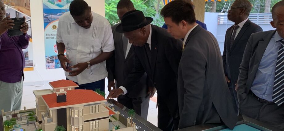 Le Projet ville nouvelle à Jacqueville se concrétise : La maquette venue de Chine, présentée au ministre Gouverneur Vincent Lohoues 1 TOF FORTUNE 1