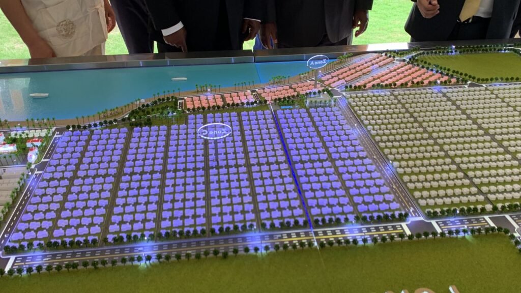 Le Projet ville nouvelle à Jacqueville se concrétise : La maquette venue de Chine, présentée au ministre Gouverneur Vincent Lohoues 3 TOF FORTUNE 3