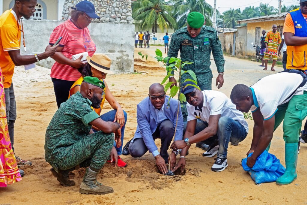 Photoreportage : NSIA Banque CI investit dans le reboisement de la Côte d'Ivoire 8 DANI2213