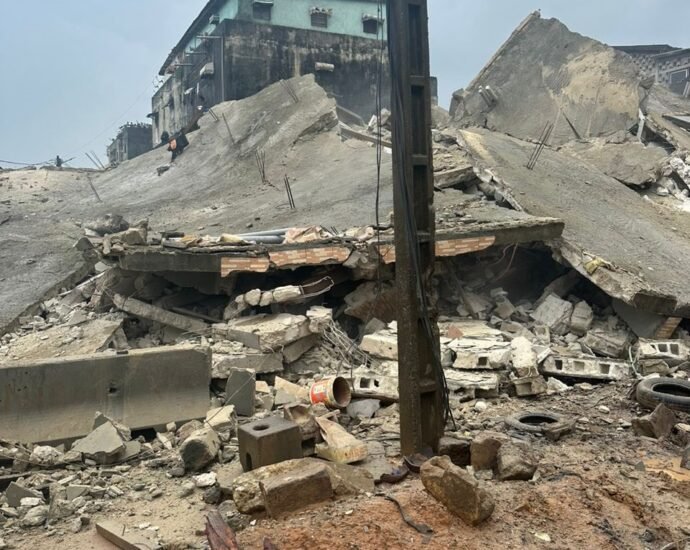 Effondrement : Un immeuble R+4 s’écroule à Adjamé derrière la mairie 6 photo effondre 1