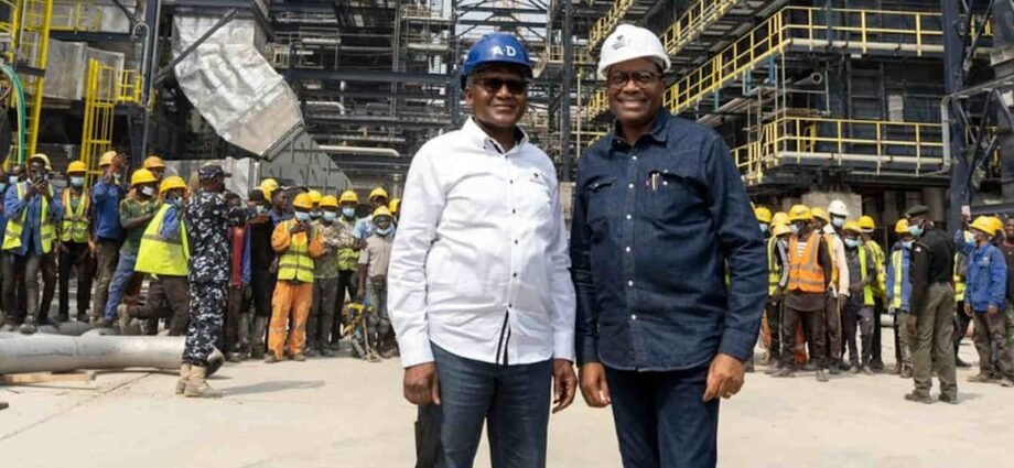 Dangote peut maintenant approvisionner sa raffinerie en nairas 1 Dangote a inauguré sa raffinerie en mai 2023 et commencé la production en janvier 2024