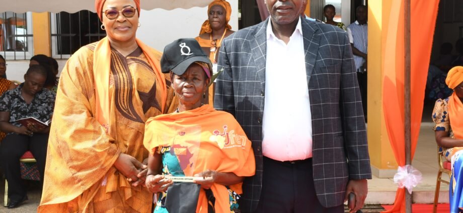 JFEN 2024-Dimbokro : la Fondation AWI réussit un grand coup dans la région du N’Zi 1 photo famille 2