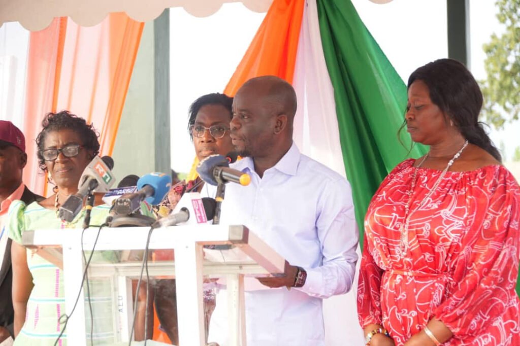 Pôle Agro-industriel dans la région du Bélier : Kobenan Kouassi Adjoumani remet deux centres de collecte et de groupage des produits vivriers à la population 5 photo Adjoulani 7