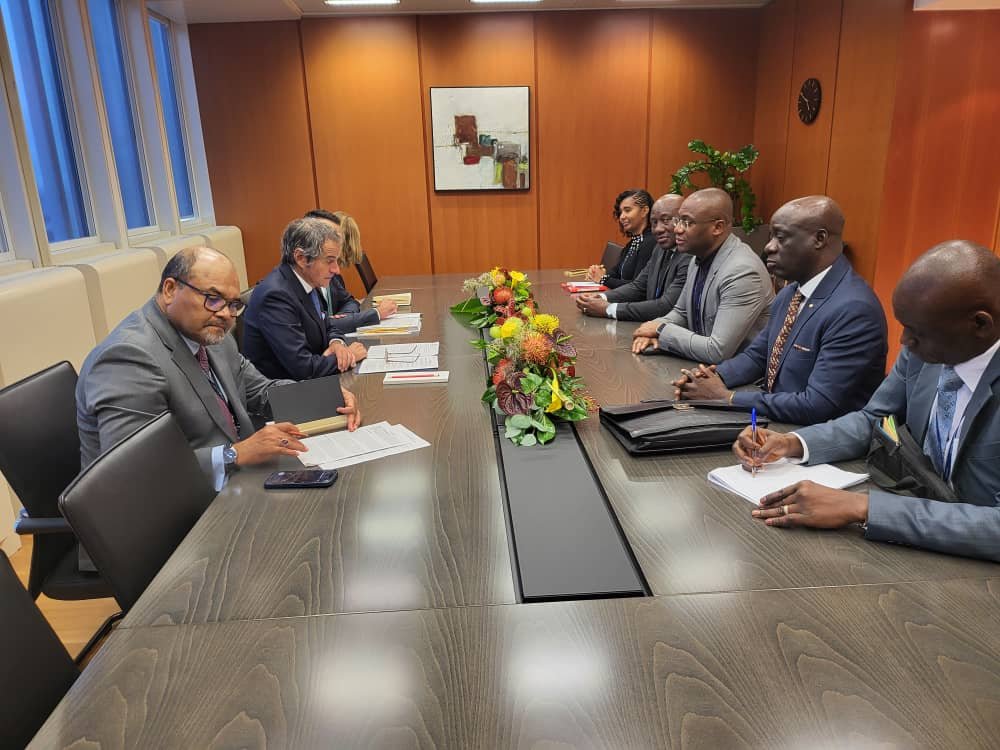 Conférence générale de l'agence internationale de l'énergie atomique : Le ministre Sidi Touré échange avec Rafael Mariano Grossi 2 photo Vienne 2