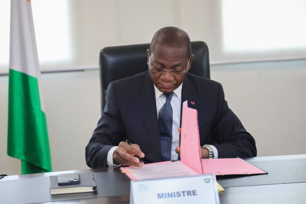 Programme présidentiel de construction de logements sociaux : Le ministre Bruno Koné signe un mémorandum d'entente avec une délégation de l’entreprise qatarie SAKAN 3 photo signature 1 1