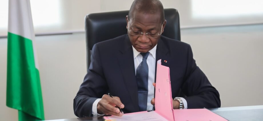 Programme présidentiel de construction de logements sociaux : Le ministre Bruno Koné signe un mémorandum d'entente avec une délégation de l’entreprise qatarie SAKAN 1 photo signature 1