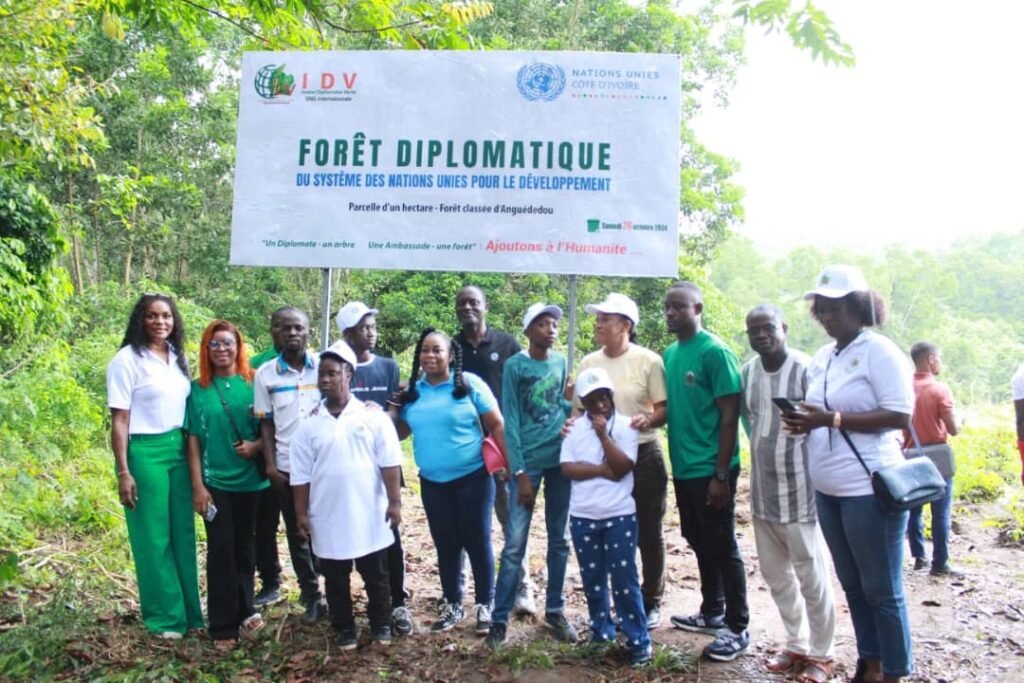Lutte contre la déforestation en Côte d’Ivoire : IDV ambitionne reboiser 500 hectares de forêts diplomatiques dans 2 ans 12 photo planting 2