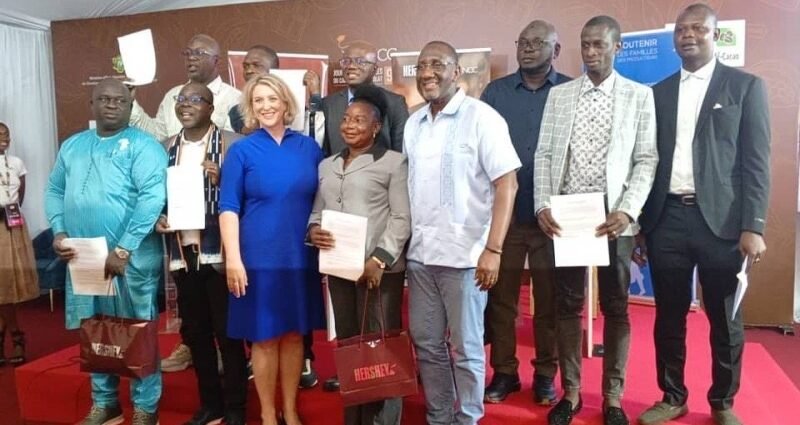Journées nationales du cacao et du chocolat : Une Structure américaine signe un partenariat avec 9 coopératives ivoiriennes 1 photo signature