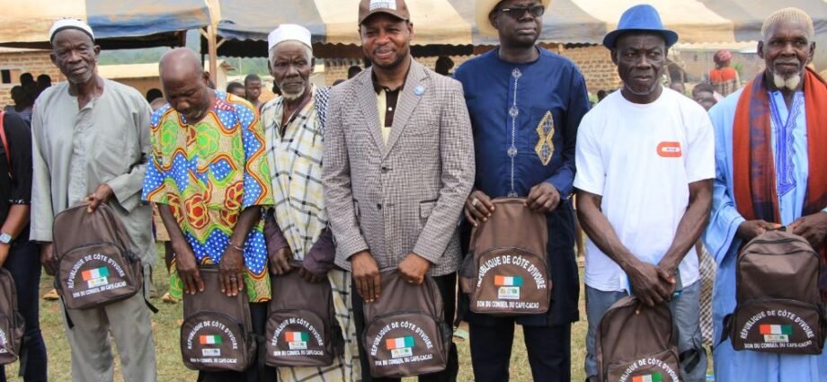 Lutte contre le travail des enfants : La Scoopasab Coop Ca distribue 400 kits scolaires à Gnaman Dies 1 PHOTO CACAO GNAMAN DIVO A