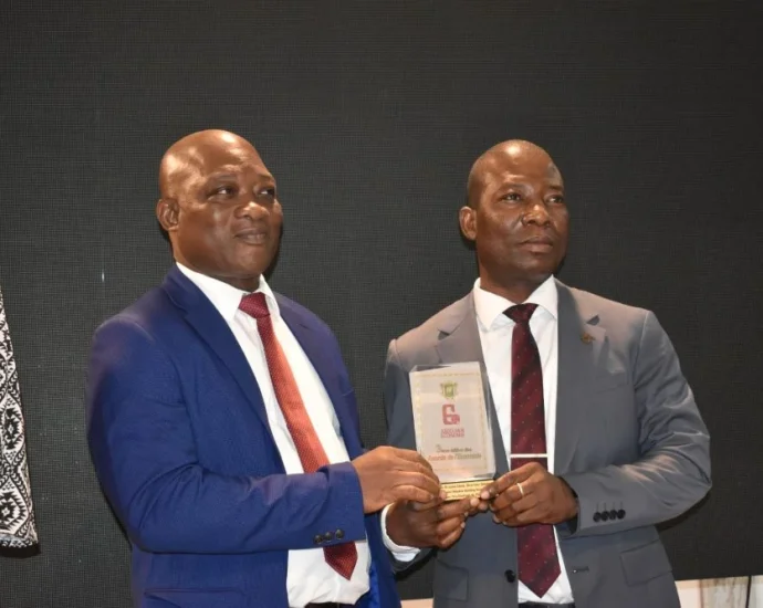 Tohozan Bi Galla Denis : Un leader inspirant distingué au Super Prix Diamant des Awards de l'Économie 2 PRIX 1