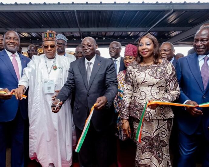 SIREXE 2024 : Adama Bictogo félicite Mamadou Sangafowa-Coulibaly 9 Le SIREXE se déroule du 27 novembre 2024au 2 décembre 2024, au Parc des Expositions d'Abidjan, Côte d'Ivoire