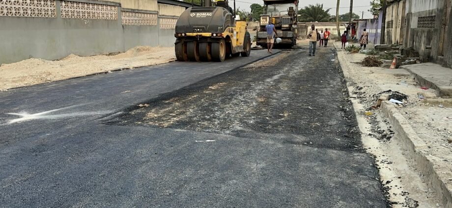 Abobo en pleine transformation : Les travaux de réhabilitation de la voie carrefour 4 étagés - CHR arrivent à leur terme 1 PHOTO bitume 2