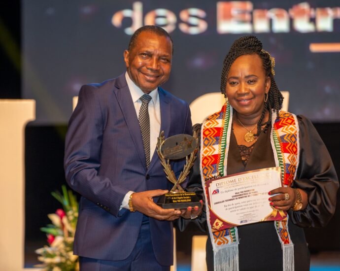Yao Madeleine honorée aux Awards des entreprises : Un engagement pour la gouvernance et l'équité sociale 4 entreprise 2