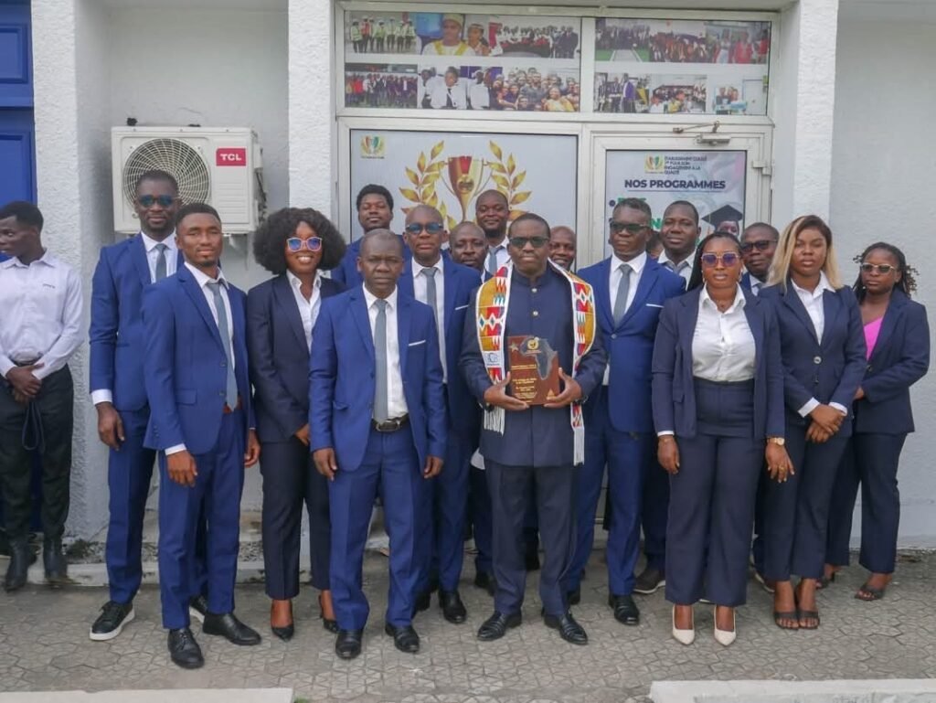 Prix PADEV 2024 : Le PDG de AIBS , Fousseny Koné primé pour son engagement en faveur de l'éducation et de l'innovation pédagogique 2 photo Aibf 1