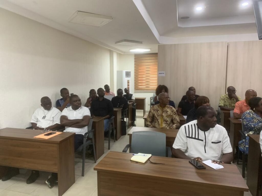 Visite du Centre des impôts de Cocody/ Ouattara Sié Abou aux contribuables : « Plus l’assiette fiscale sera large, plus les taux d’imposition pourront être réduits » 3 photo DGI 7
