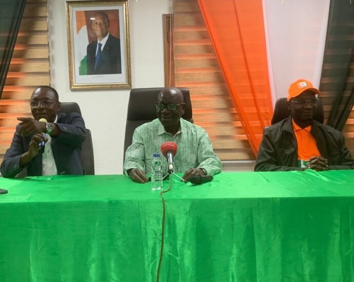 Visite du Centre des impôts de Cocody/ Ouattara Sié Abou aux contribuables : « Plus l’assiette fiscale sera large, plus les taux d’imposition pourront être réduits » 9 photo Dgi 1 1