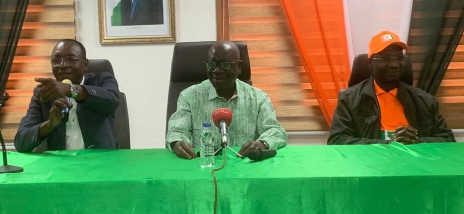 Visite du Centre des impôts de Cocody/ Ouattara Sié Abou aux contribuables : « Plus l’assiette fiscale sera large, plus les taux d’imposition pourront être réduits » 1 photo Dgi 1 1