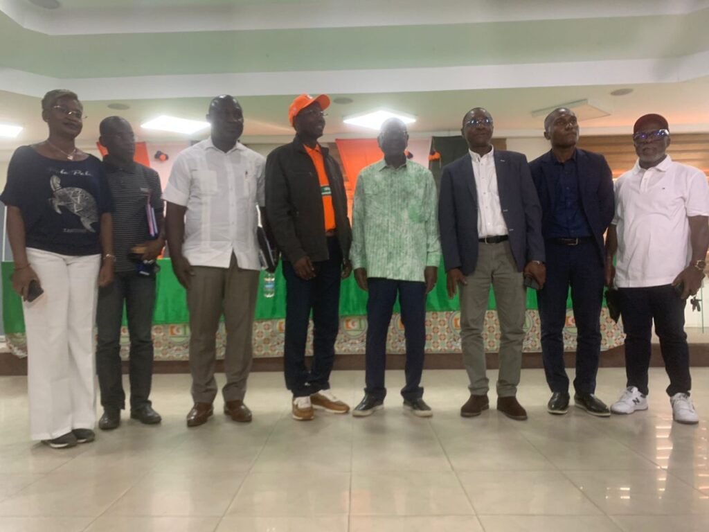 Visite du Centre des impôts de Cocody/ Ouattara Sié Abou aux contribuables : « Plus l’assiette fiscale sera large, plus les taux d’imposition pourront être réduits » 6 photo Dgi 10