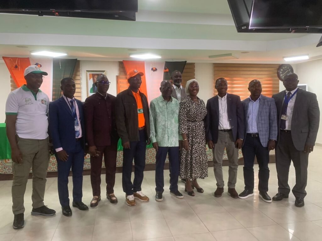 Visite du Centre des impôts de Cocody/ Ouattara Sié Abou aux contribuables : « Plus l’assiette fiscale sera large, plus les taux d’imposition pourront être réduits » 7 photo Dgi 2