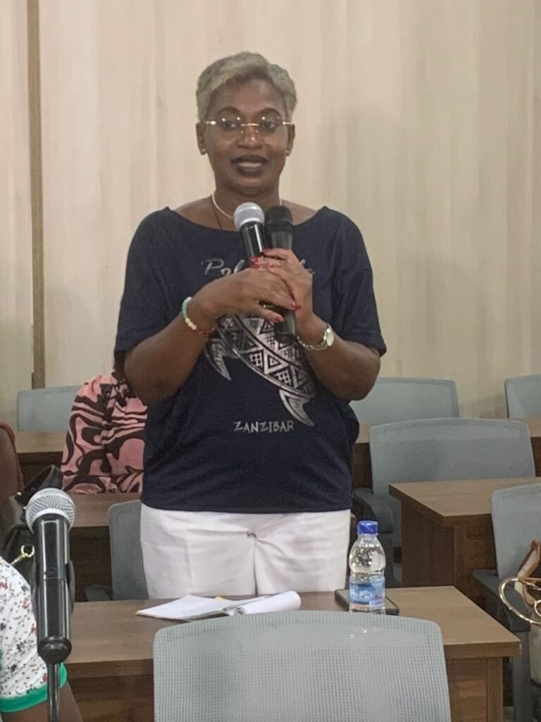 Visite du Centre des impôts de Cocody/ Ouattara Sié Abou aux contribuables : « Plus l’assiette fiscale sera large, plus les taux d’imposition pourront être réduits » 2 photo Dgi 3