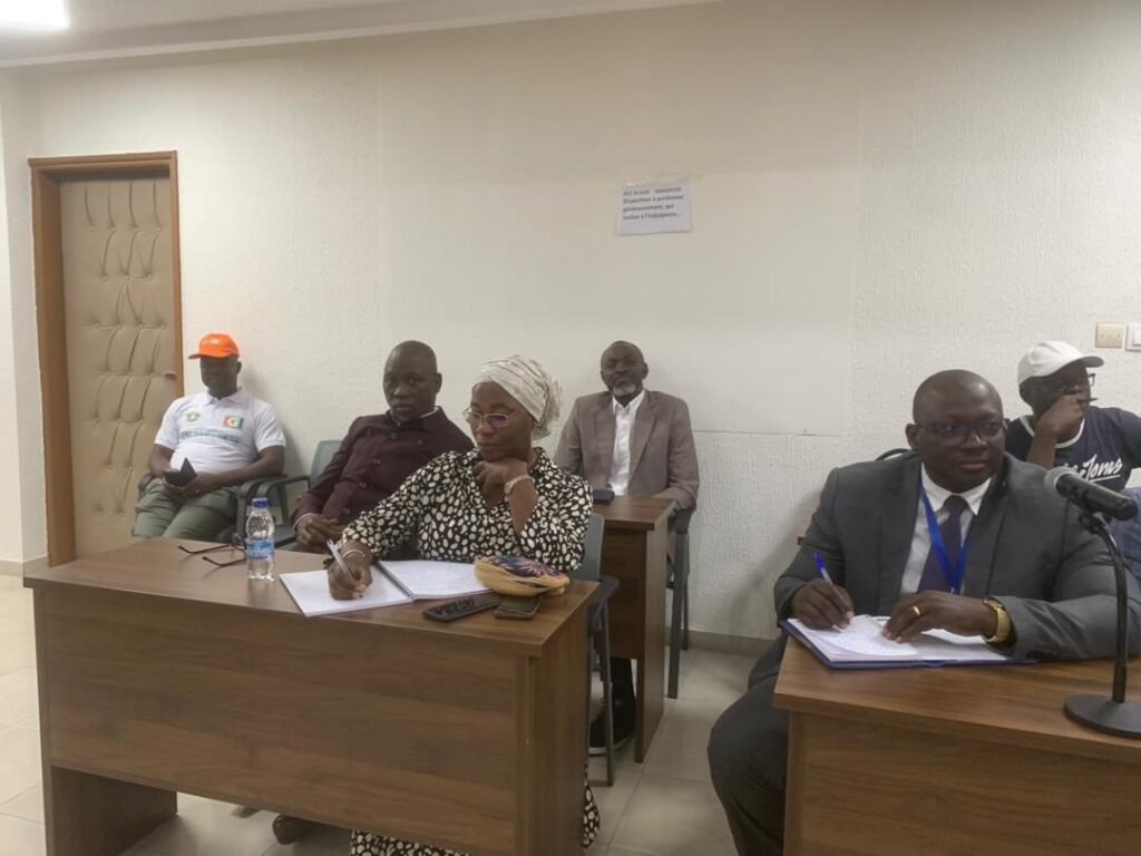Visite du Centre des impôts de Cocody/ Ouattara Sié Abou aux contribuables : « Plus l’assiette fiscale sera large, plus les taux d’imposition pourront être réduits » 4 photo Dgi 8