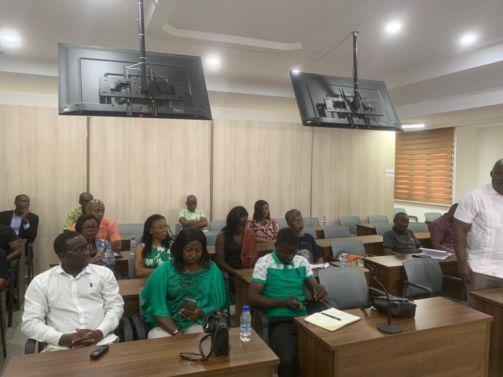 Visite du Centre des impôts de Cocody/ Ouattara Sié Abou aux contribuables : « Plus l’assiette fiscale sera large, plus les taux d’imposition pourront être réduits » 5 photo Dgi 9