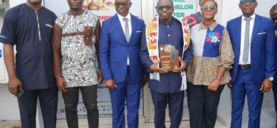 Prix PADEV 2024 : Le PDG de AIBS , Fousseny Koné primé pour son engagement en faveur de l'éducation et de l'innovation pédagogique 1 photo aibf 2