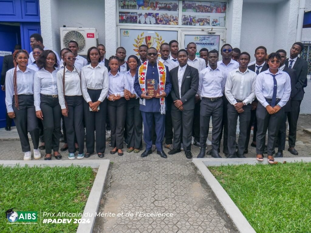 Prix PADEV 2024 : Le PDG de AIBS , Fousseny Koné primé pour son engagement en faveur de l'éducation et de l'innovation pédagogique 3 photo aibf 3
