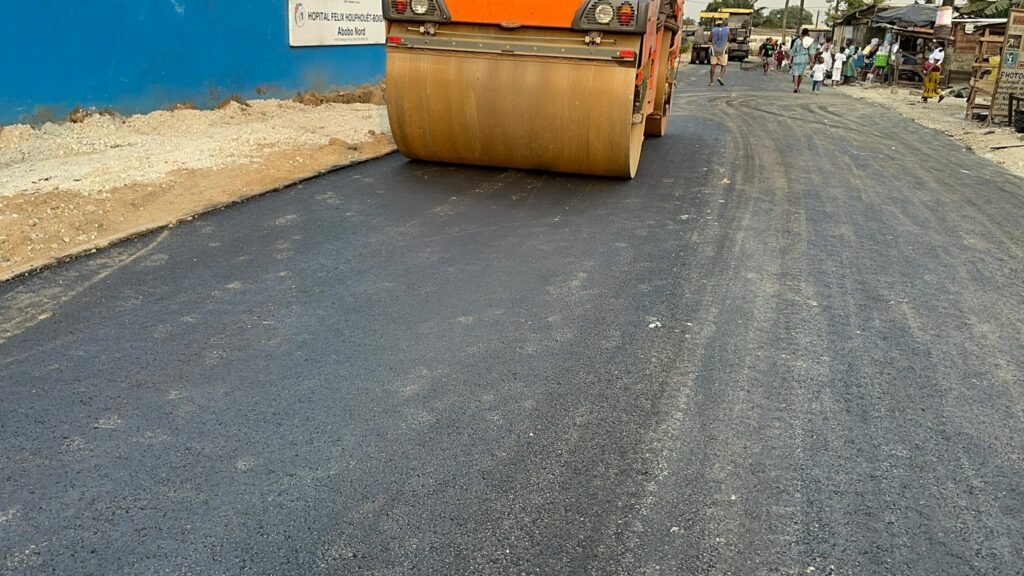 Abobo en pleine transformation : Les travaux de réhabilitation de la voie carrefour 4 étagés - CHR arrivent à leur terme 2 photo bitume 1