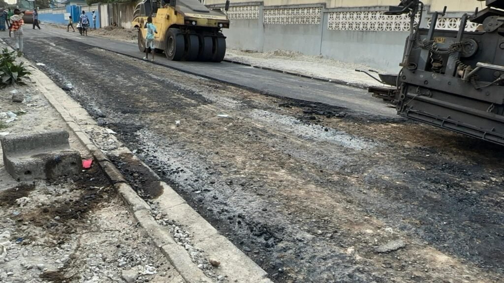 Abobo en pleine transformation : Les travaux de réhabilitation de la voie carrefour 4 étagés - CHR arrivent à leur terme 3 photo bitume 3