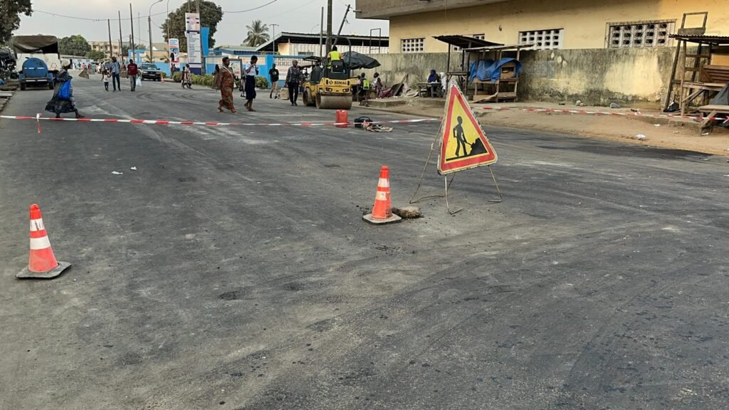 Abobo en pleine transformation : Les travaux de réhabilitation de la voie carrefour 4 étagés - CHR arrivent à leur terme 5 photo bitume 8