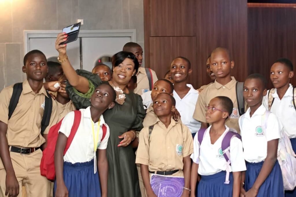 6ᵉ Édition de la caravane Fréquence 2 dans mon école : Une initiative au service de l’éducation ivoirienne 3 photo frequence jeune