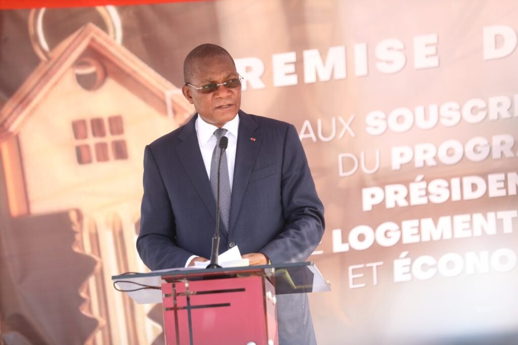Logements sociaux et économiques : 1 405 nouveaux propriétaires reçoivent les clés de leurs maisons des mains de Robert Beugré Mambé 4 photo Bassam 2