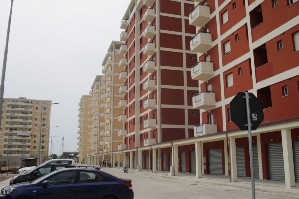 Logements sociaux et économiques : 1 405 nouveaux propriétaires reçoivent les clés de leurs maisons des mains de Robert Beugré Mambé 6 photo Bassam 4